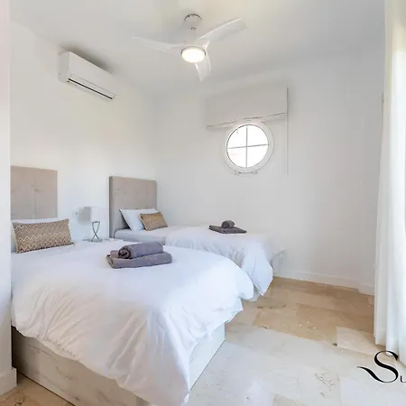 Peaceful Lux, 3 Bed Townhouse 10 Min To The