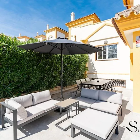 Peaceful Lux, 3 Bed Townhouse 10 Min To The Holiday home *