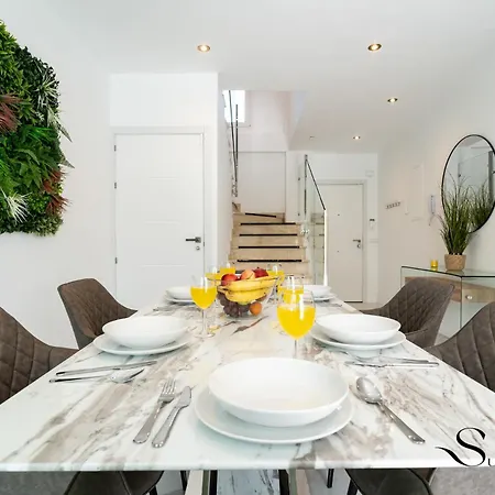 Peaceful Lux, 3 Bed Townhouse 10 Min To The